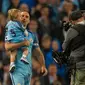 Bek Manchester City, Pablo Zabaleta, menggendong anaknya usai pertandingan Liga Inggris melawan West Bromwich Albion di Stadion Etihad, Selasa, (16/05/2017). Zabaleta resmi pamit dari klub Manchester City. (EPA/Peter Powell)