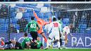 Pemain Sassuolo gagal mengantisipasi pergerakan pemain Genoa, Leo Ostigard, sehingga harus kebobolan di menit-menit akhir di Mapei Stadium, Selasa (4/11/2025) dini hari WIB. (Massimo Paolone/LaPresse via AP)