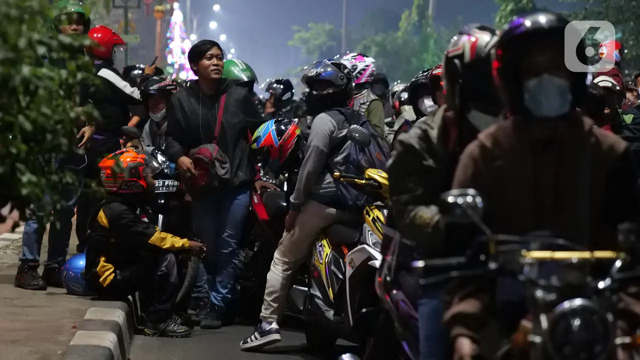 FOTO: Tolak Diputarbalikkan, Pemudik Motor Matikan Kendaraan di Posko Penyekatan Kedungwaringin