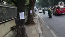 Penanda berlogo Pemprov DKI Jakarta terlihat di salah satu pohon yang akan direvitalisasi di Kawasan Kemang, Jakarta, Sabtu (9/11/2019). Sejumlah pohon akan direvitalisasi dan ditebang karena beberapa alasan salah satunya, posisinya dianggap merusak saluran. (Liputan6.com/Helmi Fithriansyah)