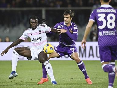Pemain Juventus, Moise Kean, berebut bola dengan pemain Fiorentina, Luca Ranieri, pada laga Liga Italia di Stadion Artemio Franchi, Senin (06/11/2023). Juventus menang dengan skor 1-0. (LaPresse via AP/Massimo Paolone)