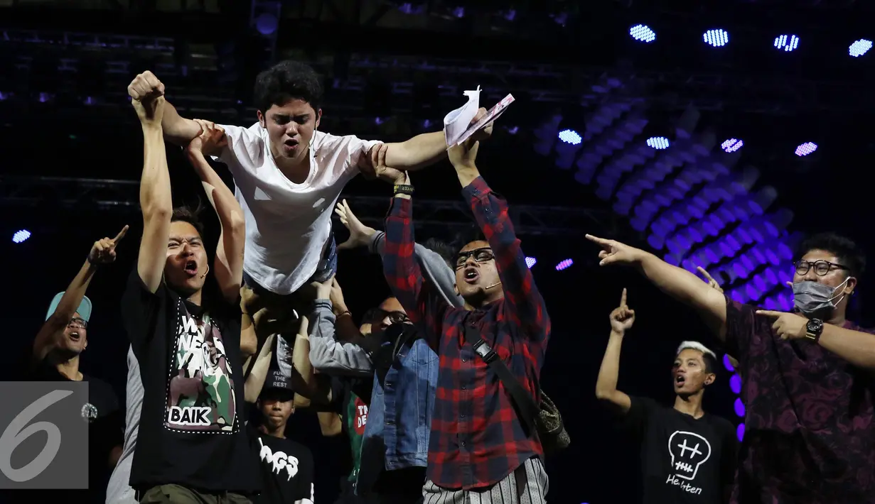 Aktor Aliando Syarief  beserta dance icon saat berlatih drama musikal di Istora Senayan, Jakarta, Senin (22/8). HUT SCTV yang ke-26 akan diadakan di istora senayan secara Live pada pukul 18.45 Wib. (Liputan6.com/Herman Zakharia)