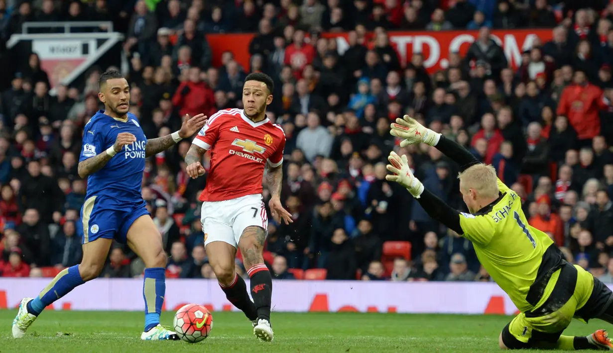 Memphis Depay (tengah) saat menggunakan nomor punggung tujuh melawan Leicester City pada musim Premier League 2016-2017 di Old Trafford, Manchester, (1/5/2016). Hingga saat ini nomor tersebut blom di gunakan alias nganggur. (AFP/Oli Scarff)