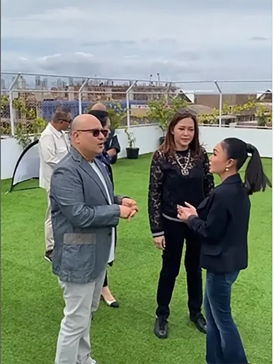 <p>Pengusaha yang juga suami Maia Estianty, Irwan Mussry terlihat hadir dalam perayaan ulang tahun PAUD Cahaya Permata Abadi. Pengusaha jam itu meruapakan salah satu donatur di sekolah milik Yuni Shara. [Instagram/yunishara36]</p>