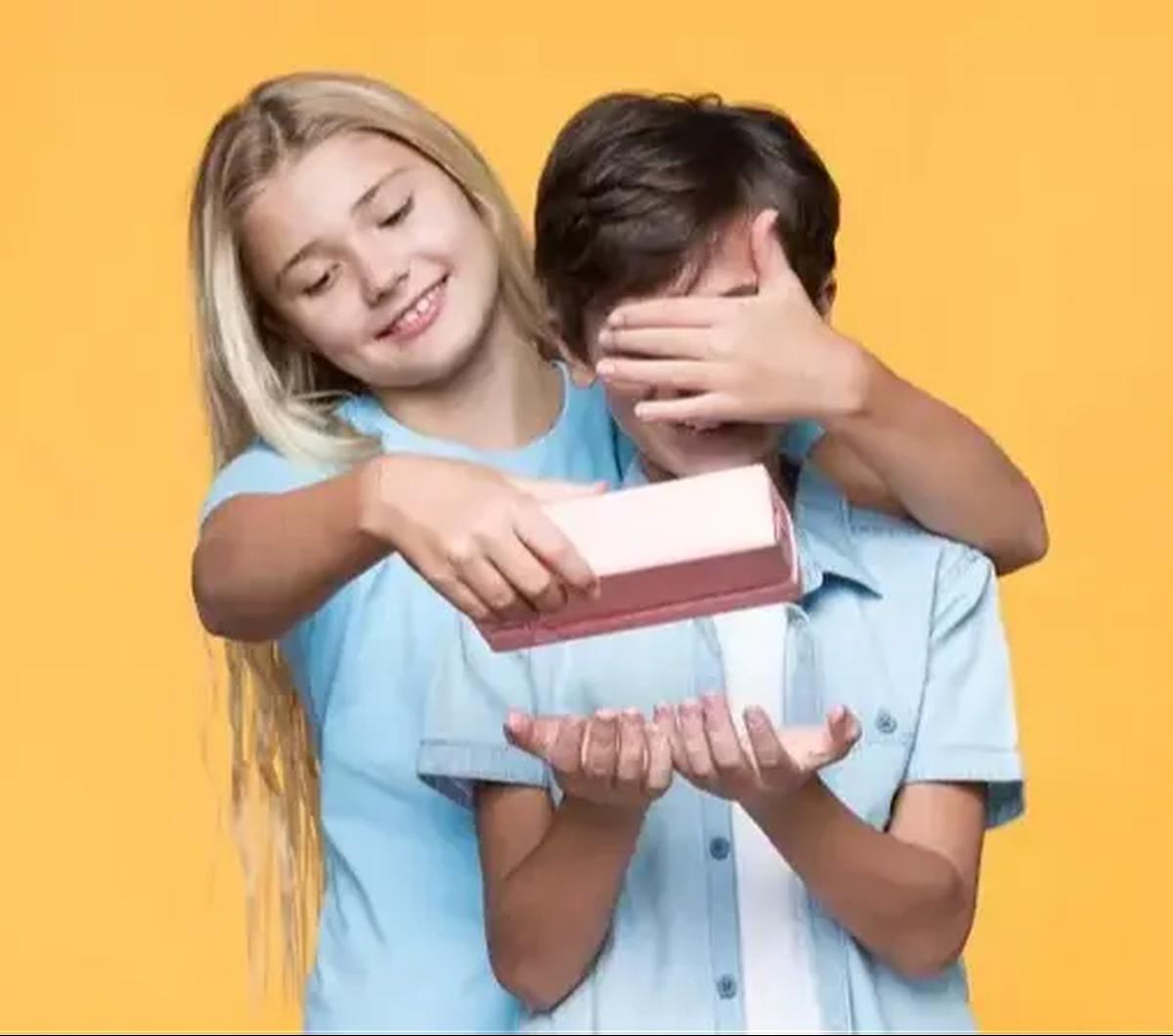 Seorang kakak selayaknya sahabat, teman bermain, serta saudara yang selalu ada dan mewarnai sebuah keluarga. Terlebih seorang kakak perempuan yang tak lepas dari ketulusan rasa sayang kepada adiknya.<br>