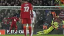 Penyerang Liverpool,Mohamed Salah (kiri) mencetak gol lewat titik penalti ke gawang Leeds United selama pertandingan lanjutan Liga Inggris di stadion Anfield di Liverpool, Inggris, Kamis (24/2/2022). Salah mencetak dua gol dan Liverpool menang telak atas Leeds United 6-0.  (AP Photo/Jon Super)