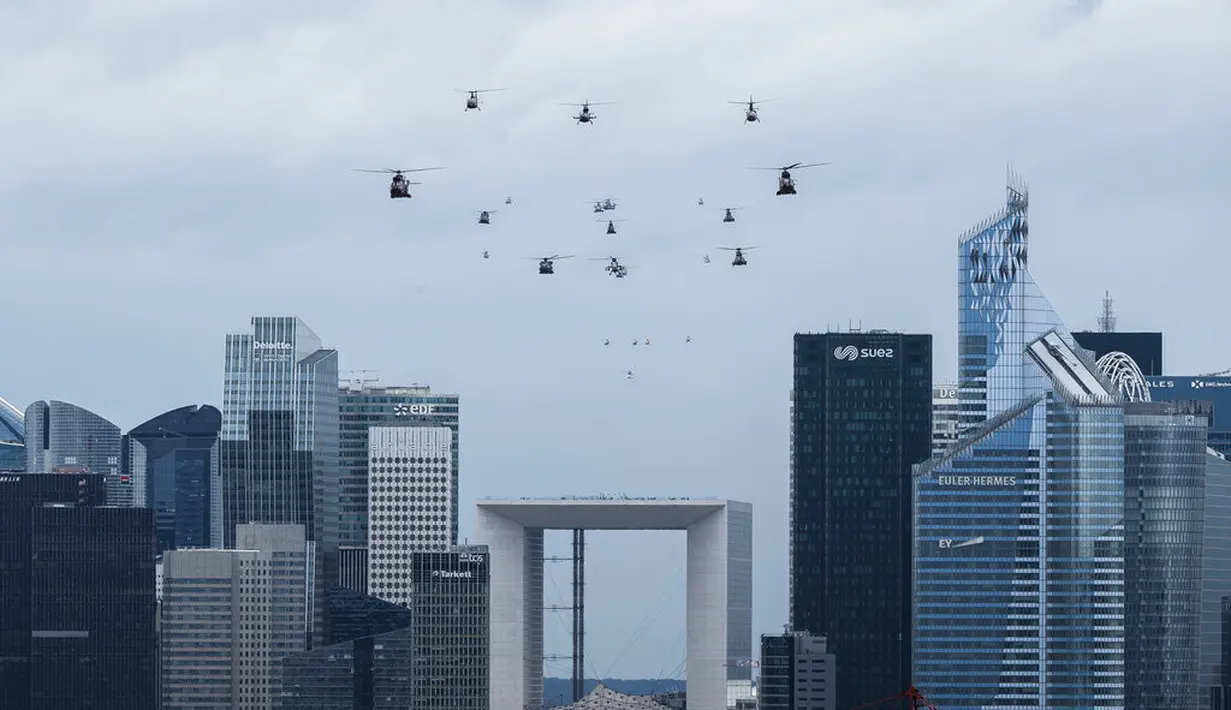 Angkatan Udara Prancis tampil saat latihan parade Hari Bastille di Paris, Senin (12/7/2021). Hari Bastille adalah hari libur nasional Prancis yang memperingati awal Revolusi Prancis pada 14 Juli 1789. (AP Photo/Lewis Joly)