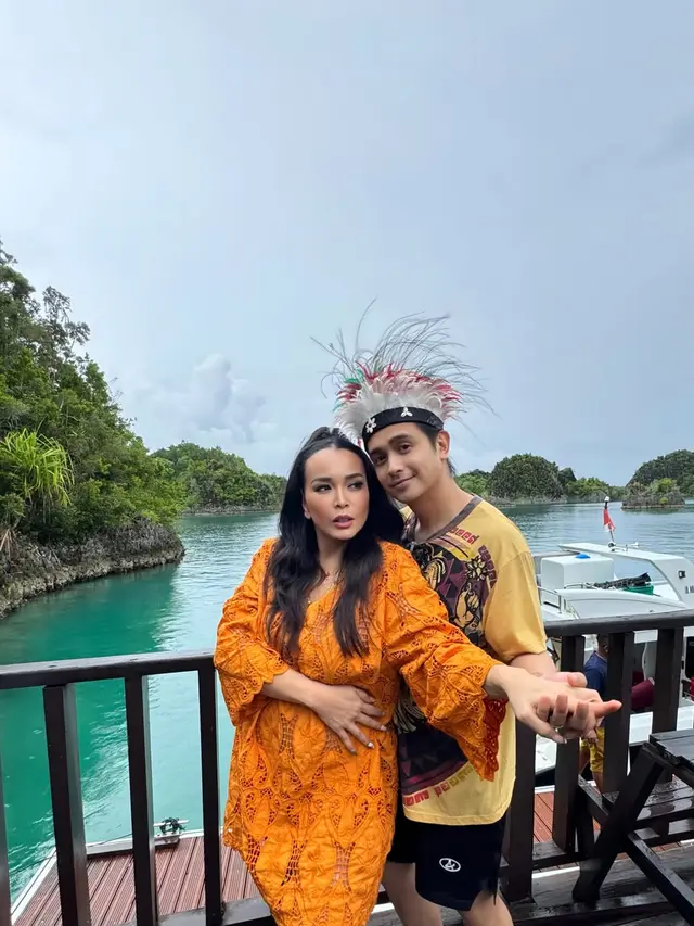 6 Potret Liburan Ajun Perwira dan Jennifer Ipel di Raja Ampat, Tampil Mesra
