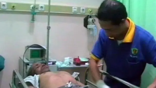 [VIDEO] Jatuh Saat Bersihkan Atap dari Debu Kelud, 1 Orang Tewas