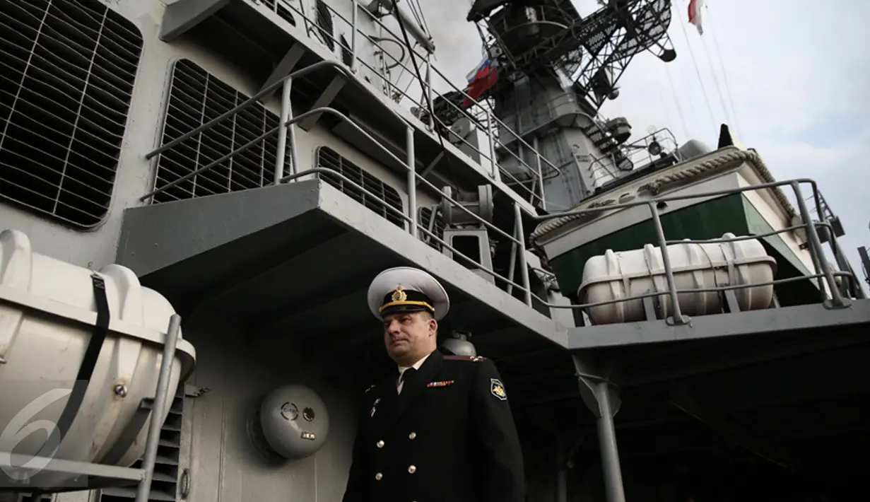 Seorang prajurit melintas di The Destroyer Bystriy atau Kapal perang penghancur Bystriy milik Rusia bersandar di Pelabuhan Tanjung Priok, Jakarta, Senin (28/12/2015). (Liputan6.com/Faizal Fanani)