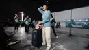 Sejumlah pemeran Home Sweet Loan The Musical berlatih adegan bersama di Jakarta, Senin (14/9/2026), menjelang pementasan di Graha Bhakti Budaya, Taman Ismail Marzuki. (KLY/Budy Santoso)