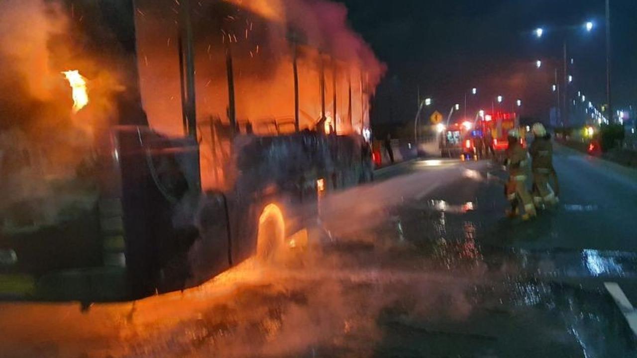 Misteri Percikan Api: Bus Royal Trans Terbakar Hebat di Tol Kelapa Gading, Kerugian Capai Rp2 Miliar!