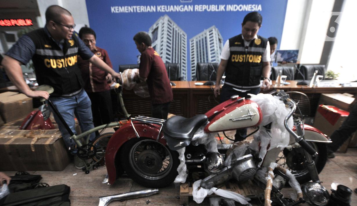 Foto Ini Onderdil Harley Davidson Dan Brompton Ilegal Di Pesawat