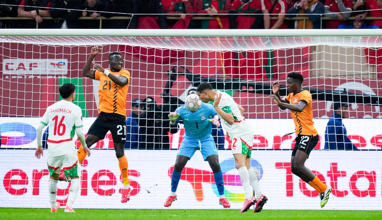 Pemain Maroko, Achraf Hakimi, melepaska tandukan kepala ke gawang Zambia pada laga Piala Afrika di Prince Moulay Abdellah Stadium, Selasa (30/12/2025). (AP Photo/Themba Hadebe)