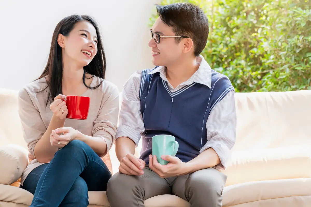 perempuan dan pasangan 1 juli saling bersama