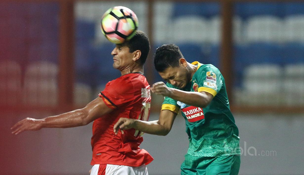Duel pemain Persija Jakarta, Bruno Lopes (kiri) dan Sriwijaya FC, Manda Cangi pada laga Liga 1 2017 di Stadion Wibawa Mukti, Cikarang, Jumat (16/6/2017). Persija menang 1-0. (Bola.com/Nicklas Hanoatubun)