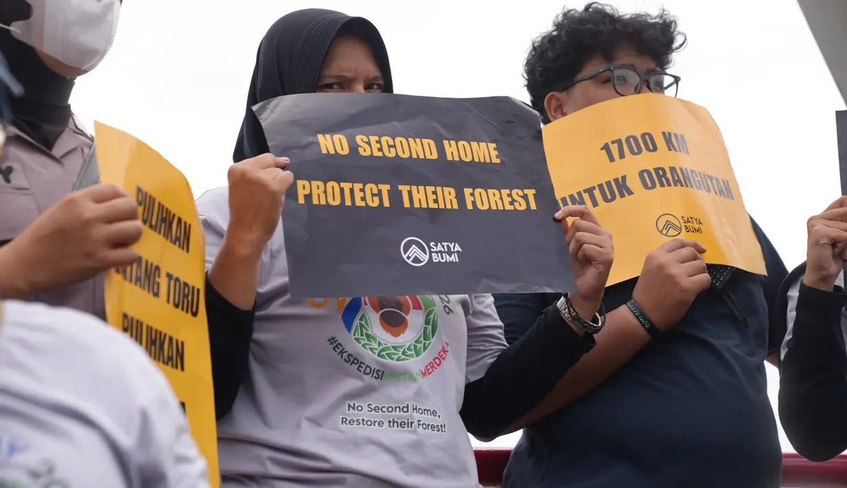 Tim Ekspedisi Hutan Merdeka  dan aktivis lingkungan melakukan aksi di Jembatan Trikora Batang Toru Sumatera Utara, Rabu, 19 Agustus 2026. (Istimewa)
