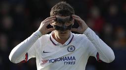 Andreas Christensen. Bek tengah Denmark berusia 26 tahun yang baru saja bergabung dengan Barcelona di awal musim 2022/2023 ini sebelumnya membela Chelsea mulai 2015/2016 hingga 2021/2022. Pada laga Liga Inggris 2019/2020 pekan ke-26 saat Chelsea menjamu Manchester United (17/2/2020) ia mengalami cedera patah tulang hidung usai terkena sikutan Anthony Martial. Hasilnya ia harus mengenakan topeng untuk melindungi cederanya pada beberapa laga. (AFP/Adrian Dennis)