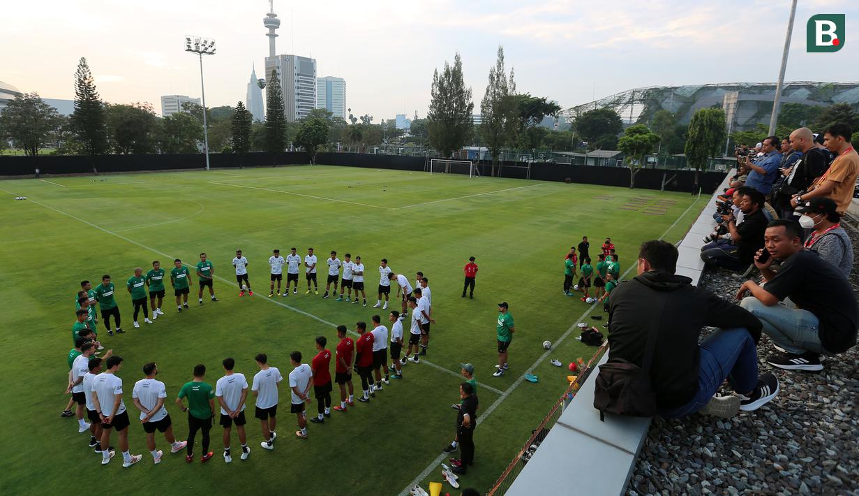 <p>Para awak media meliput sesi latihan Timnas Indonesia dari atas Lapangan A Gelora Bung Karno (GBK), Senayan, Jakarta Pusat, Kamis (15/6/2023) sore WIB. Latihan dilakukan sebagai persiapan menghadapi Timnas Argentina pada laga persahabatan FIFA Matchday, 19 Juni 2023 di Stadion Utama Gelora Bung Karno. (Bola.com/Bagaskara Lazuardi)</p>