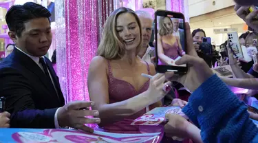 Margot Robbie memberikan tanda tangan untuk para penggemar saat acara karpet merah muda untuk film "Barbie" di Seoul, Korea Selatan, Minggu, 2 Juli 2023. Film tersebut akan dirilis di negara tersebut pada 19 Juli. (AP Photo/Ahn Young- joon)