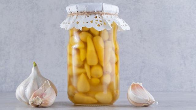 ilustrasi acar bawang putih