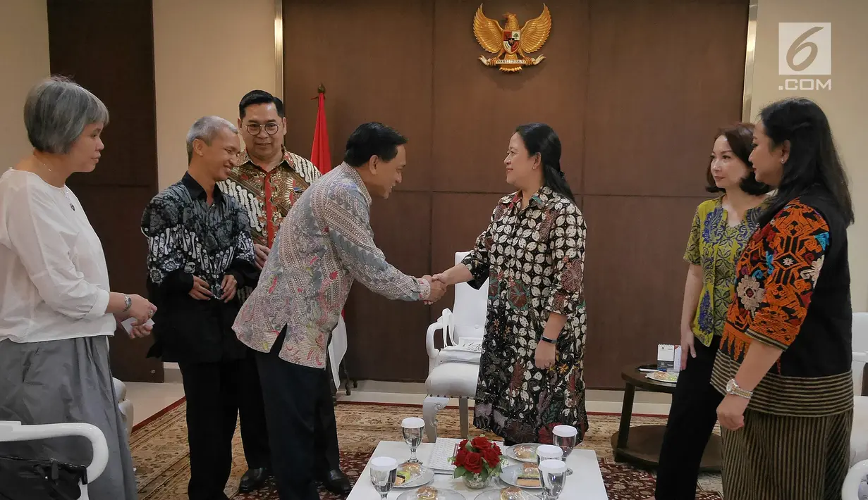 Menko PMK Puan Maharani (kanan) bersalaman dengan Direktur Utama Indosiar Imam Sudjarwo saat menerima kunjungan petinggi Emtek Grup di kantor Kemenko PMK, Jakarta, Selasa (19/2). (Liputan6.com/Herman Zakharia)