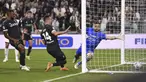 Pemain Juventus, Arkadiusz Milik (tengah) mencetak gol kemenangan ke gawang Lecce pada laga lanjutan Liga Italia 2023/2024 di Allianz Stadium, Juventus, Italia, Rabu (27/09/2023). Juventus berhasil menang dengan skor 1-0. (AP Photo/LaPresse/Fabio Ferrari)