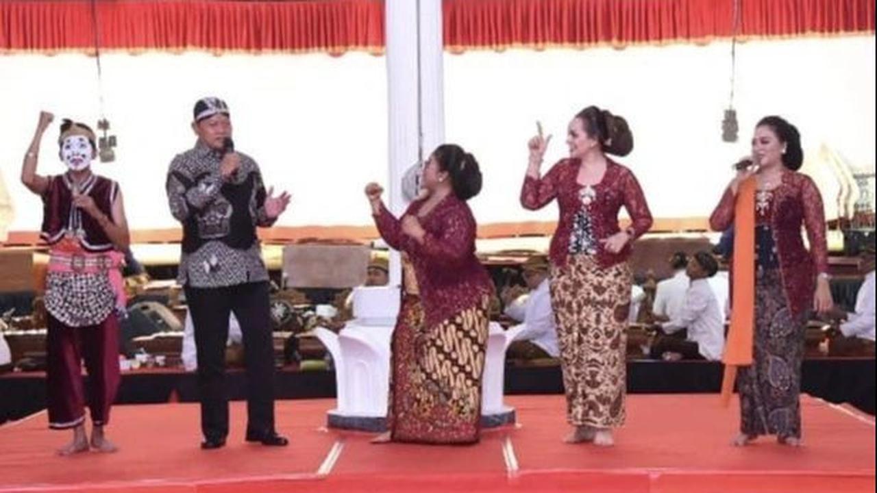 Laksamana Yudo Margono bahkan sempat diajak naik ke panggung untuk bernyanyi bersama dengan para sinden dan tokoh pemeran.