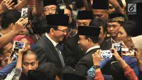 Gubernur DKI Jakarta Anies Baswedan bersalaman dan bertegur sapa dengan gubernur pendahulunya, Basuki Tjahaja Purnama (Ahok) dan Djarot Saiful Hidayat setelah pelantikan anggota DPRD DKI Jakarta periode 2019-2024 di Gedung DPRD DKI Jakarta, Senin (26/8/2019). (merdeka.com/Iqbal S Nugroho)