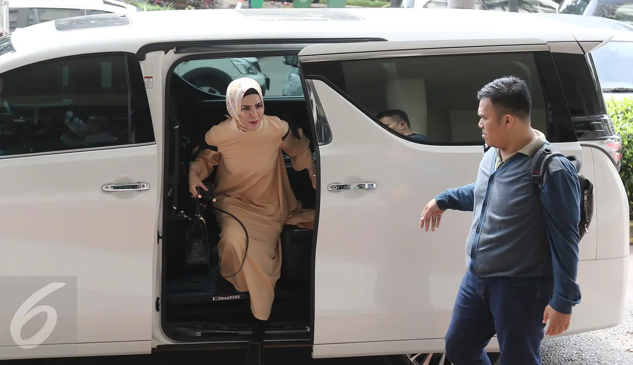 Artis Angel Lelga tiba di RSCM, Jakarta Pusat, Sabtu (1/4). Angel Lelga hanya bertemu asisten Jupe. Jupe harus istirahat cukup dan enggak bisa ketemu orang dulu," ungkap Angel. (Liputan6.com/Herman Zakharia)