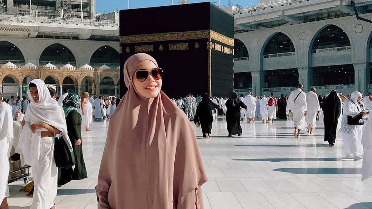 Beberapa Potret Maia Estianty Jadi Guide Dadakan di Madinah, Selamatkan Belasan Jamaah Tersesat