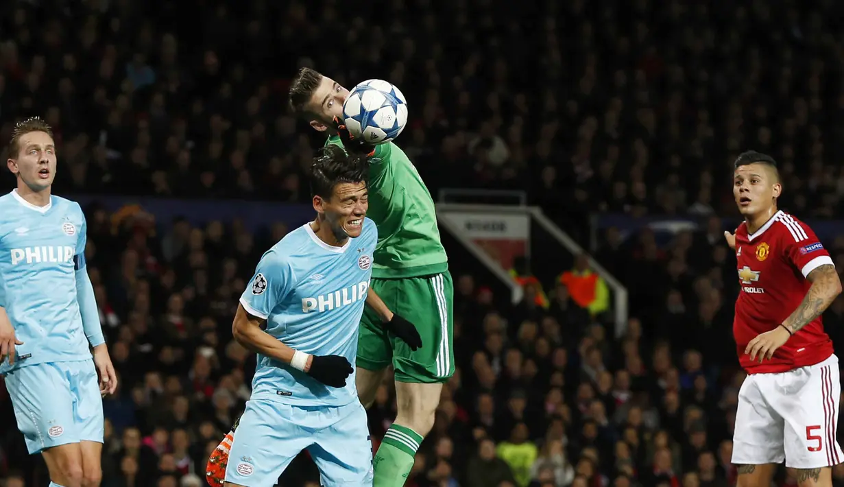 Kiper Manchester United, David de Gea berebut bola dengan pemain PSV, Hector Moreno pada laga liga Champions grup B antara Manchester United vs PSV Eindhoven di Stadion Old Trafford, Manchester, Kamis (26/11/2015) dini hari WIB. (Reuters/Phi Noble)