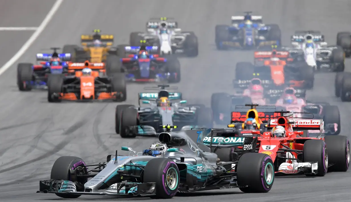 Pebalap Mercedes, Valtteri Bottas, berada di poisisi pertama F1 GP Austria di Sirkuit Red Bull Ring, Minggu (9/7/2017). Valtteri Bottas menjadi yang tercepat dengan catatan waktu 1 jam 21 menit 48,527 detik. (AFP/Joe Klamar)