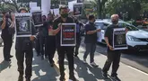 Wartawan yang tergabung dalam PWI Malang Raya, AJI Malang, IJTI Korda Malang, dan PFI Malang menyampaikan pernyataan sikap saat aksi damai di Bundaran Tugu Kota Malang, Senin (27/7/2026). (PFI Malang)