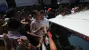 Capres Joko Widodo melakukan kegiatan blusukan ke Pasar Kota, Gresik, Jawa Timur, Minggu (29/6/14). (Liputan6.com/Herman Zakharia)