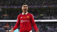 Pemain MU, Casemiro, merayakan golnya ke gawang Newcastle saat bertanding pada final Carabao Cup di Wembley, Minggu (26/2/2023) waktu setempat. (AP Photo/Alastair Grant)