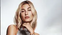 Cara Unik Hailey Bieber Atasi Jerawat, Berenang di Air Laut. (dok.Instagram @haileybieber/https://www.instagram.com/p/CCt9NVyFXfg/Henry)