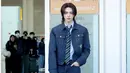 Hyunjin Stray Kids akan hadir di Dior Men’s Winter 26/27 di Paris. Saat otw dari Incheon Airport, Hyunjin pun tampil dengan head to toe Dior. [Dok. Dior]