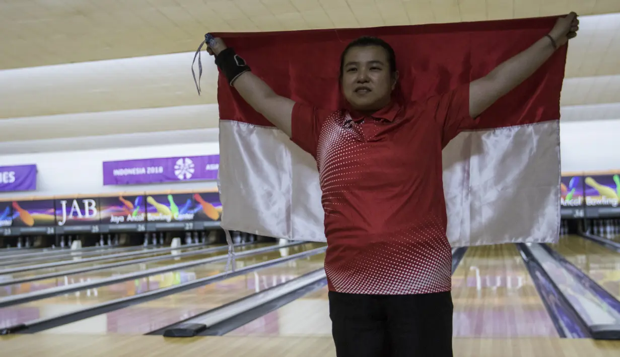 Atlet tenpin bowling Indonesia, Elsa Maria, merebut medali emas Asian Para Games 2018 nomor tunggal putri TPB4, Selasa (9/10/2018). (Bola.com/Vitalis Yogi Trisna)