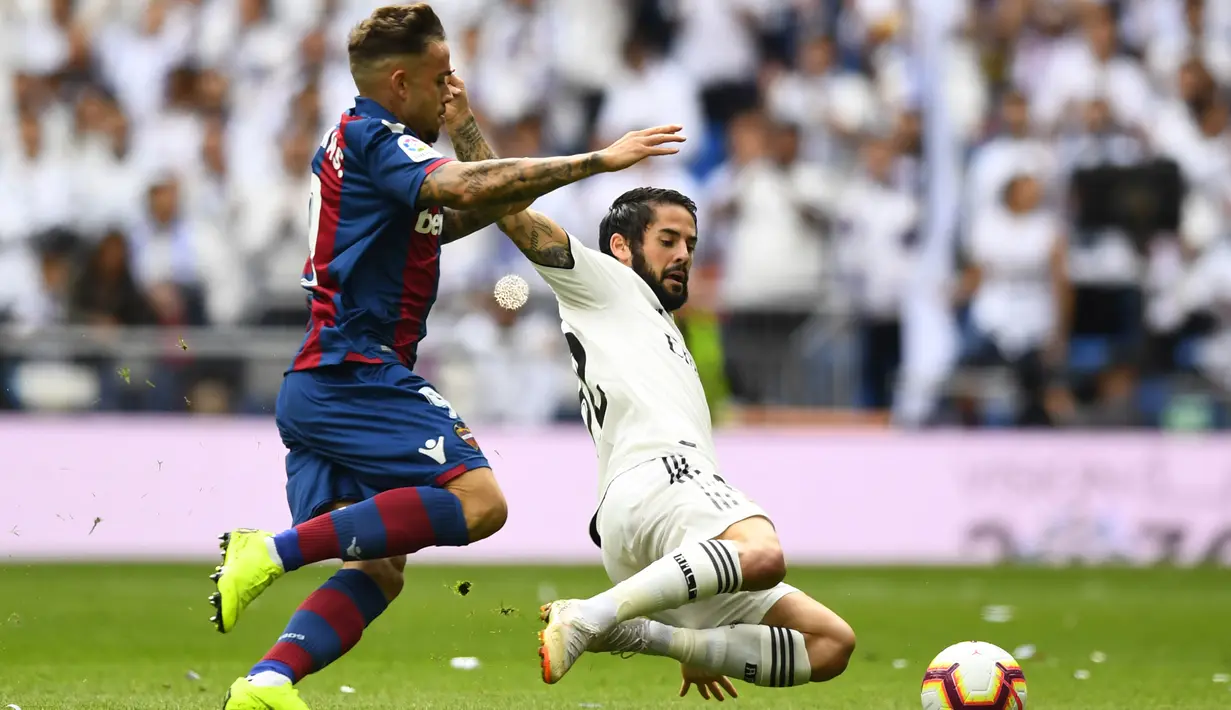 Striker Levante, Roger Marti, berebut bola dengan gelandang Real Madrid, Isco, pada laga La Liga Spanyol di Stadion Santiago Bernabeu, Madrid, Sabtu (20/10). Madrid kalah 1-2 dari Levante. (AFP/Gabriel Bouys)