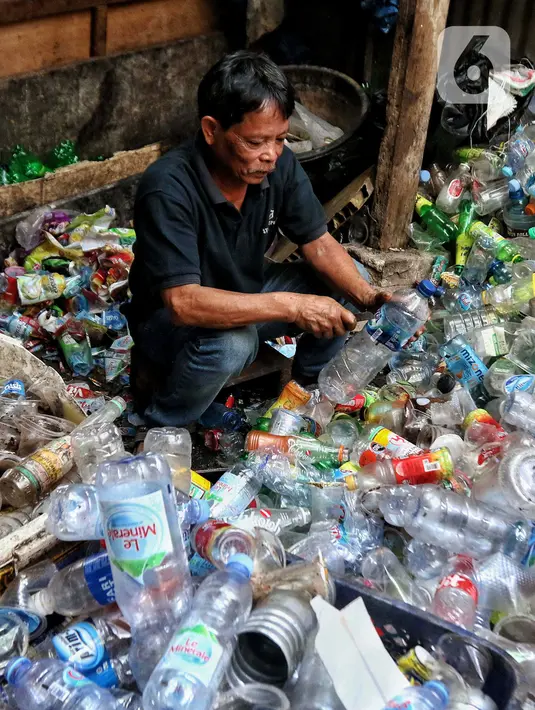 Salah satu penyebab masalah ini adalah minimnya infrastruktur pengelolaan sampah di Indonesia, di mana hanya 54 persen dari total kabupaten/kota di Indonesia yang memiliki Tempat Pemrosesan Akhir (TPA) yang memadai dan sesuai standar. (Liputan6.com/Angga Yuniar)