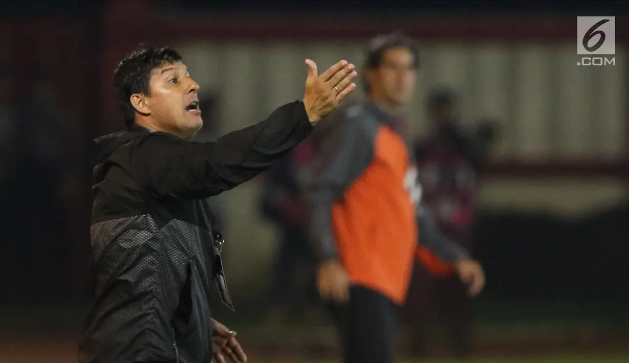 Pelatih Persebaya, Angel Alfredo Vera memberi arahan saat timnya melawan Persija pada lanjutan Go-Jek Liga 1 Indonesia 2018 bersama Bukalapak di Lapangan PTIK, Jakarta, Selasa (26/6). Babak pertama Persija tertinggal 0-1. (Liputan6.com/Helmi Fithriansyah)