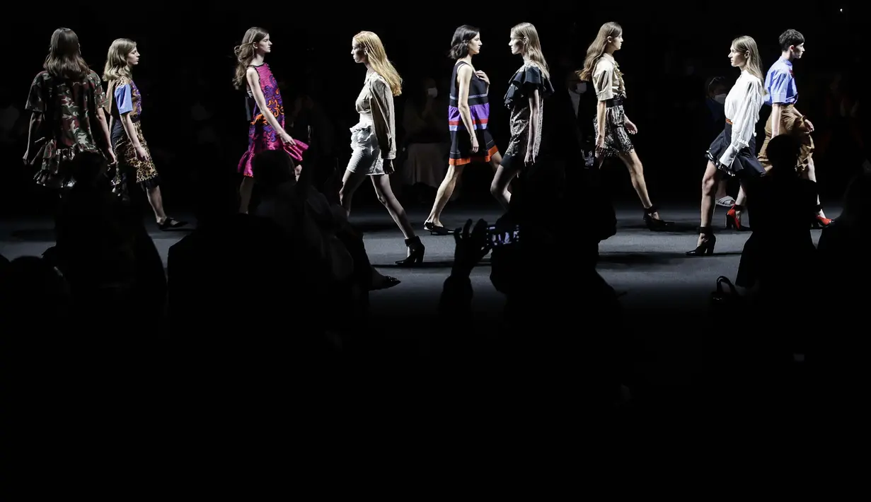 Para model mengenakan kreasi bagian dari koleksi ready-to-wear wanita Shi.RT Spring-Summer 2021, yang dihadirkan di Milan, Italia pada 27 September 2020. (AP Photo / Luca Bruno)
