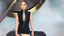 <p>Jennifer Lopez mempertahankan penampilannya yang relatif sederhana dengan sepasang sepatu platform kulit putih dari Gucci, di samping perhiasan cantik dari Daniela Villegas dan Le Vian, serta tas clutch kulit hitam ramping dari Kurt Geiger. Begitu juga dengan tatanan rambutnya yang diikat kuncir kuda dan makeup flawless bernuansa peach. (Phillip Faraone/Getty Images/AFP)</p>
