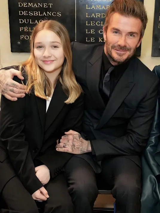<p>Harper Beckham semakin beranjak dewasa. Pesonanya kian menarik perhatian dengan gaya fashionnya yang effortless chic di segala suasana. [Foto: Instagram/ Harper Beckham Fashion]</p>