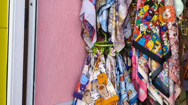 Penampakan scarf motif kucing di sebuah toko suvenir di kawasan Kazan Square, St. Petersburg, Rusia. Foto diambil pada Minggu (7/6/2026).