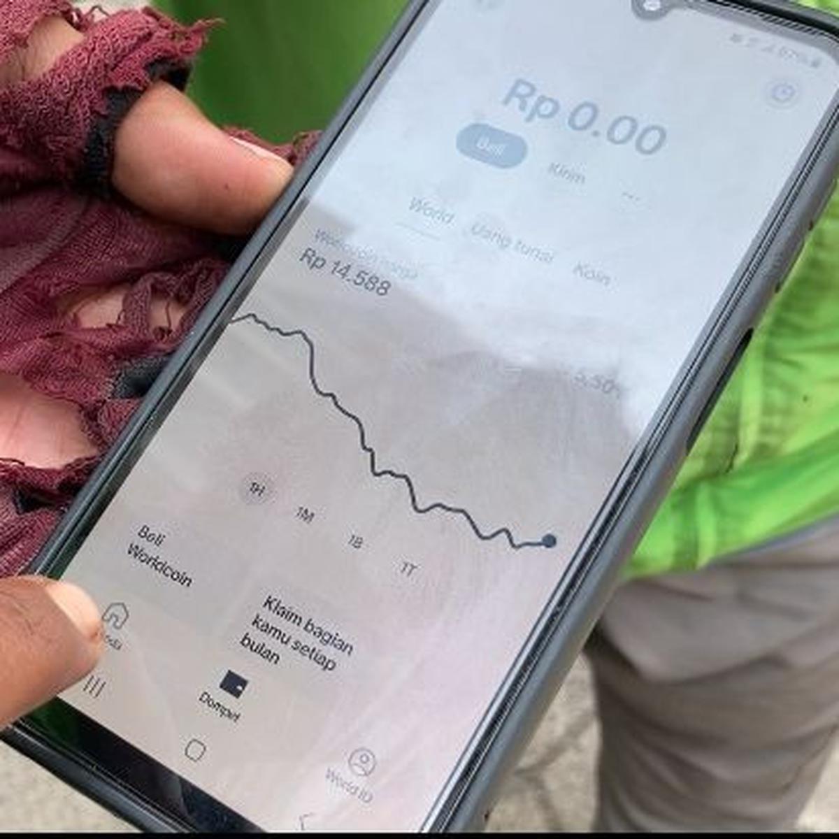 Ojol ikut daftar scan retina mata