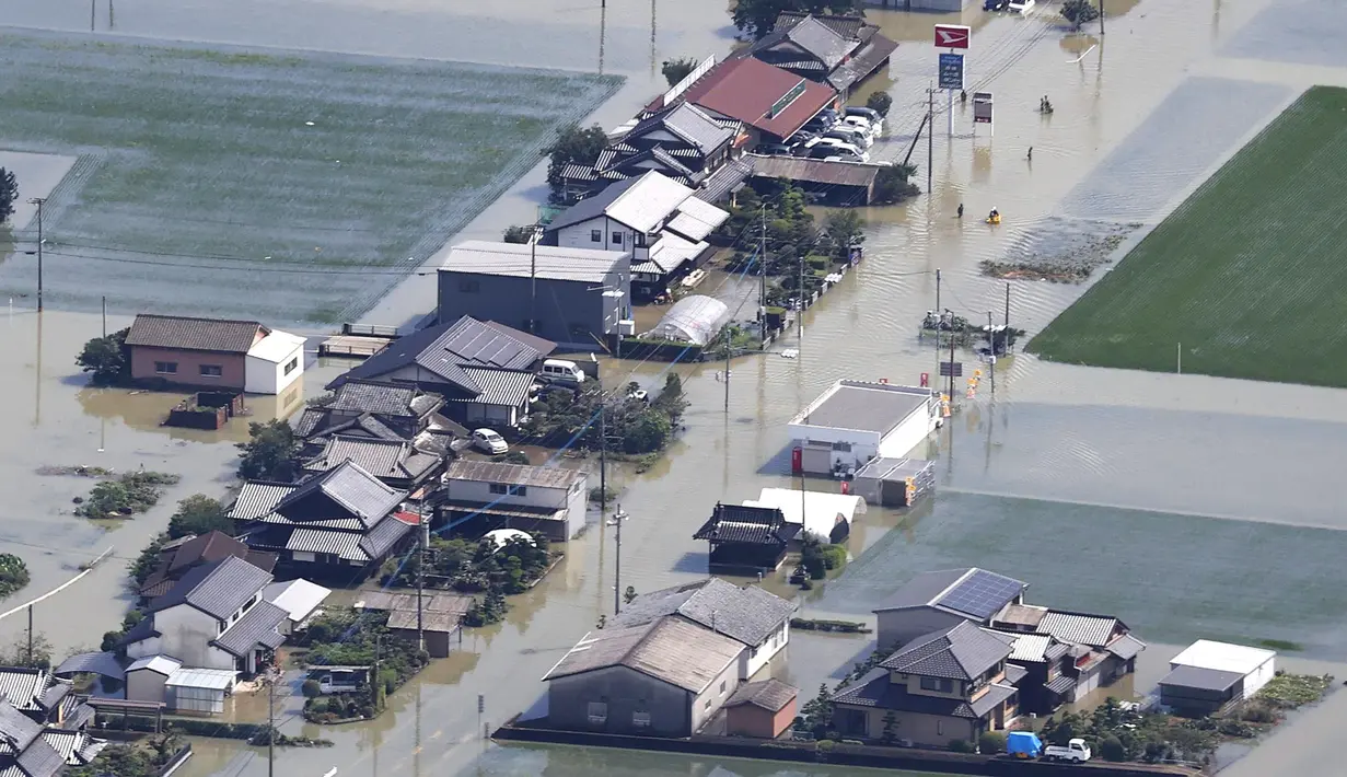 Pemandangan dari udara menunjukkan area banjir akibat hujan deras di Takeo, Prefektur Saga, barat daya Jepang, Minggu (15/8/2021). Lebih dari 500 rumah di seluruh negeri telah rusak akibat banjir dan tanah longsor," kata badan penanggulangan bencana. (Kyodo News via AP)