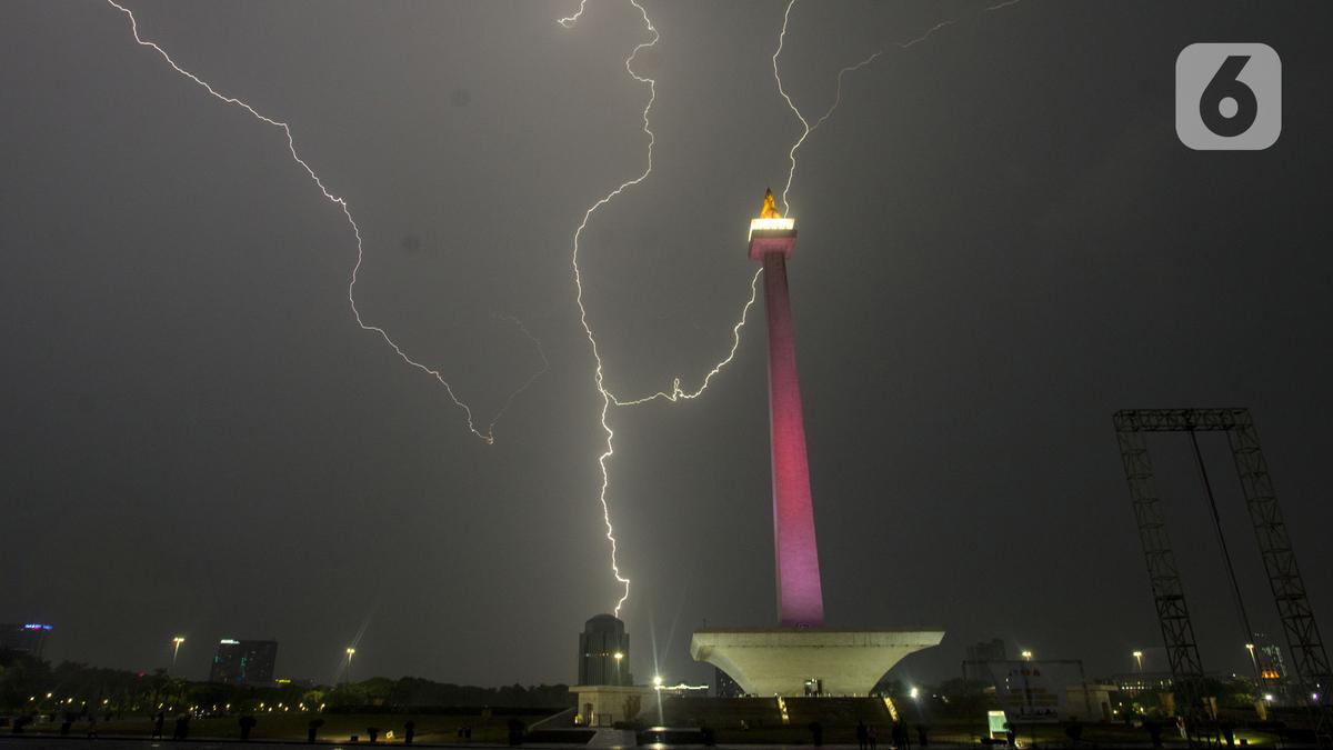 Cuaca di Jakarta Hujan Senin Pagi, 1 Februari 2021 - News Liputan6.com
