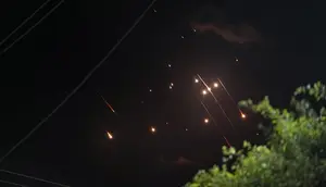 Rudal yang diluncurkan dari Iran menuju Israel melesat di langit malam seperti yang terlihat dari Deir al-Balah, Jalur Gaza, Selasa (1/10/2024). (Dok. AP/Abdel Kareem Hana)